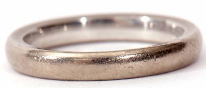 Precious metal plain polished wedding ring stamped 750, 5gms, size L