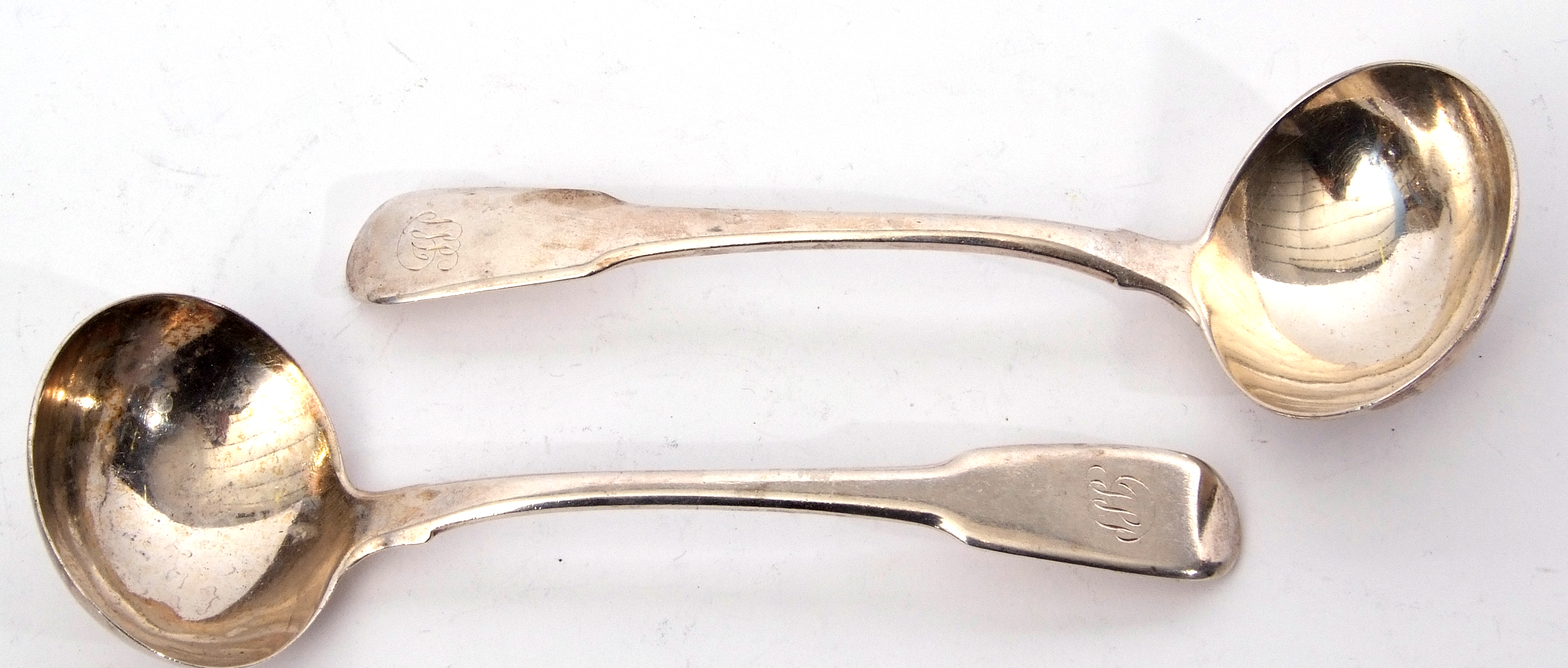 Pair of George III sauce ladles in Fiddle pattern with oval bowls, London 1810 by Eley, Fearn &