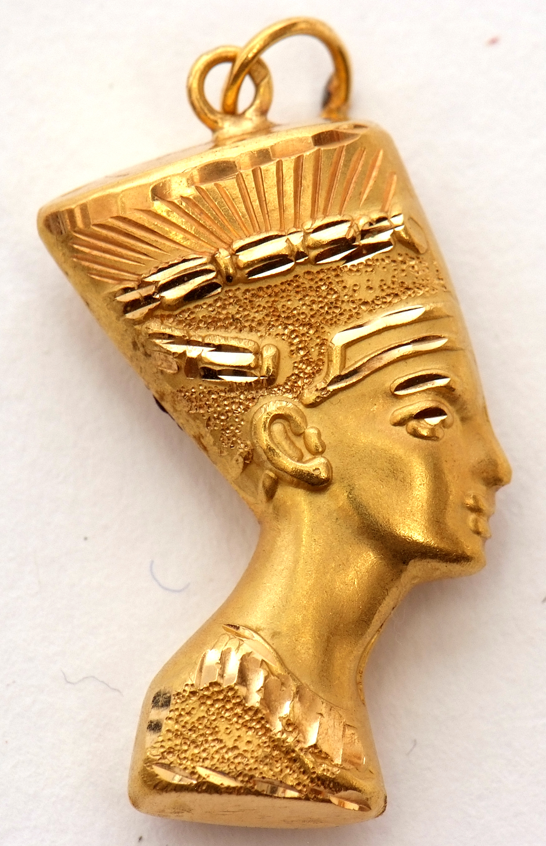Mid grade yellow metal Egyptian Queen Nefertiti pendant, 3.4gms