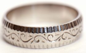 18ct white gold wedding ring, chased borders with engraved scroll band between hallmarked Birmingham