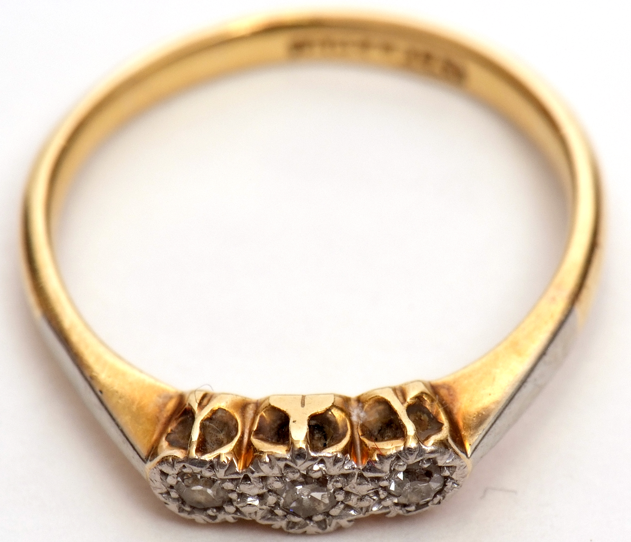 Precious metal three-stone diamond ring featuring 3 small single cut diamonds in a star engraved - Image 6 of 6