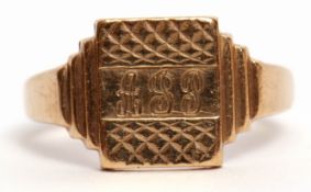 9ct gold gent's signet ring engraved with monogram within a textured shoulder descending box