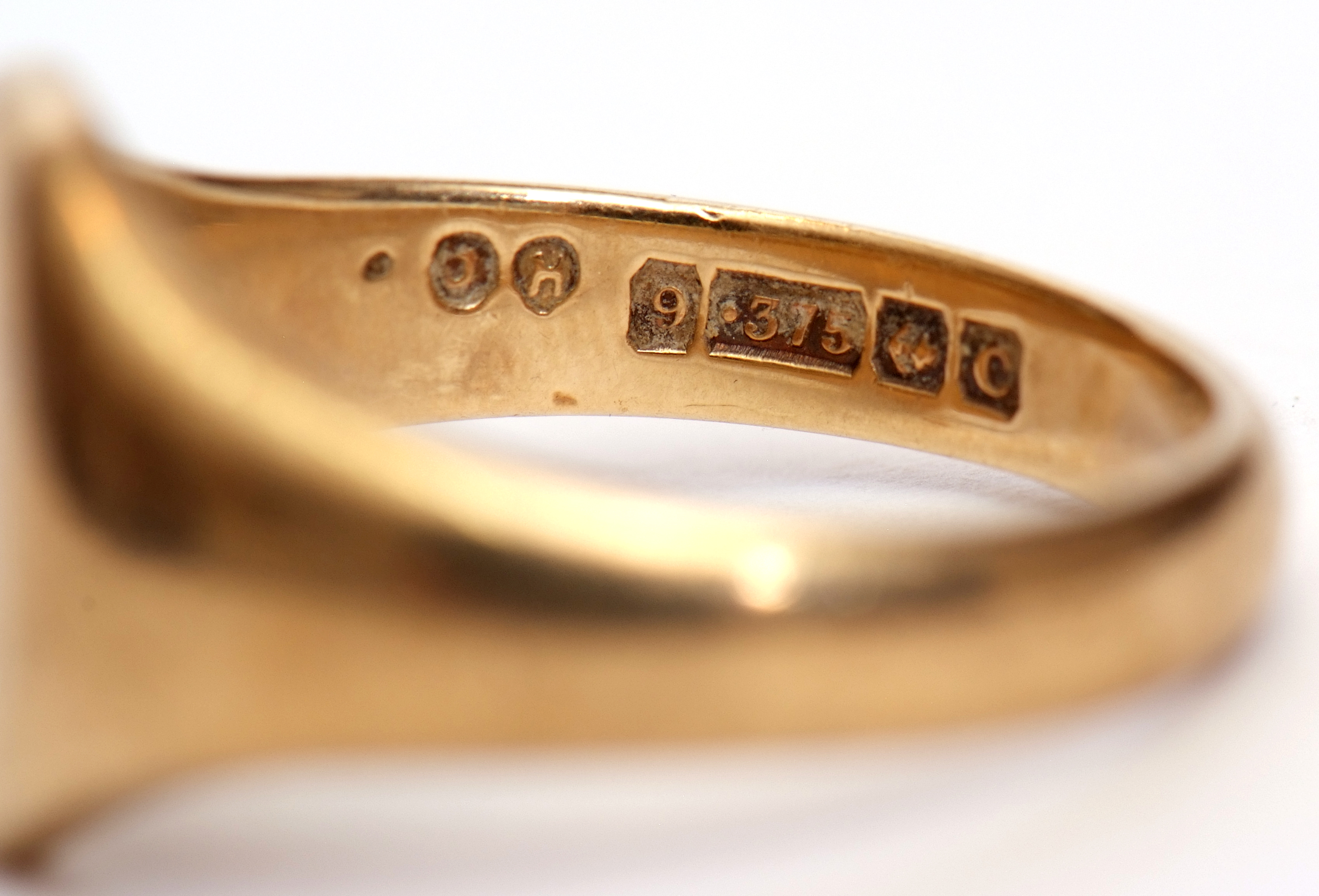 9ct gold gent's signet ring a plain polished oval shaped panel and shoulders, hallmarked - Image 5 of 6