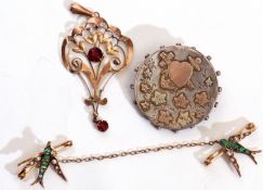 Mixed Lot: 9ct stamped brooch featuring two diving swallows, with green stone set bodies, seed pearl