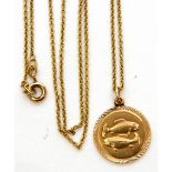 9ct gold Pisces horoscope pendant of circular form, 1.5cm diam, 2.6gms, suspended from a gilt