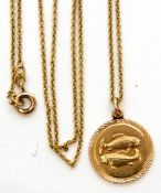 9ct gold Pisces horoscope pendant of circular form, 1.5cm diam, 2.6gms, suspended from a gilt