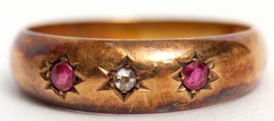 Early 20th century 18ct gold diamond and ruby ring featuring a centre diamond between 2 circular cut