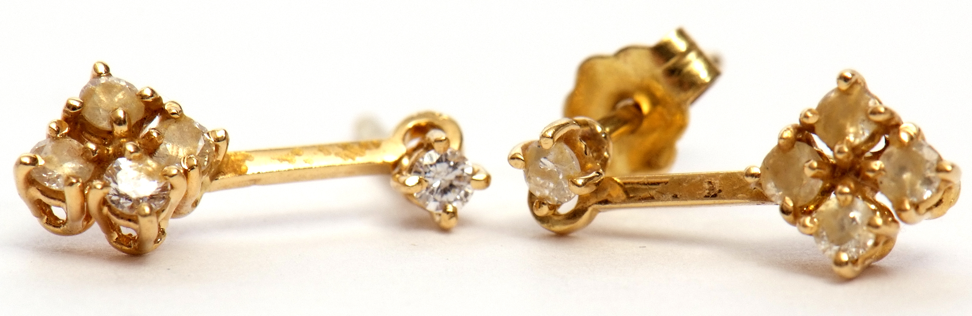 Pair of 18ct gold and diamond pendant earrings featuring a cluster of 4 small diamonds on a bar to a - Image 3 of 3