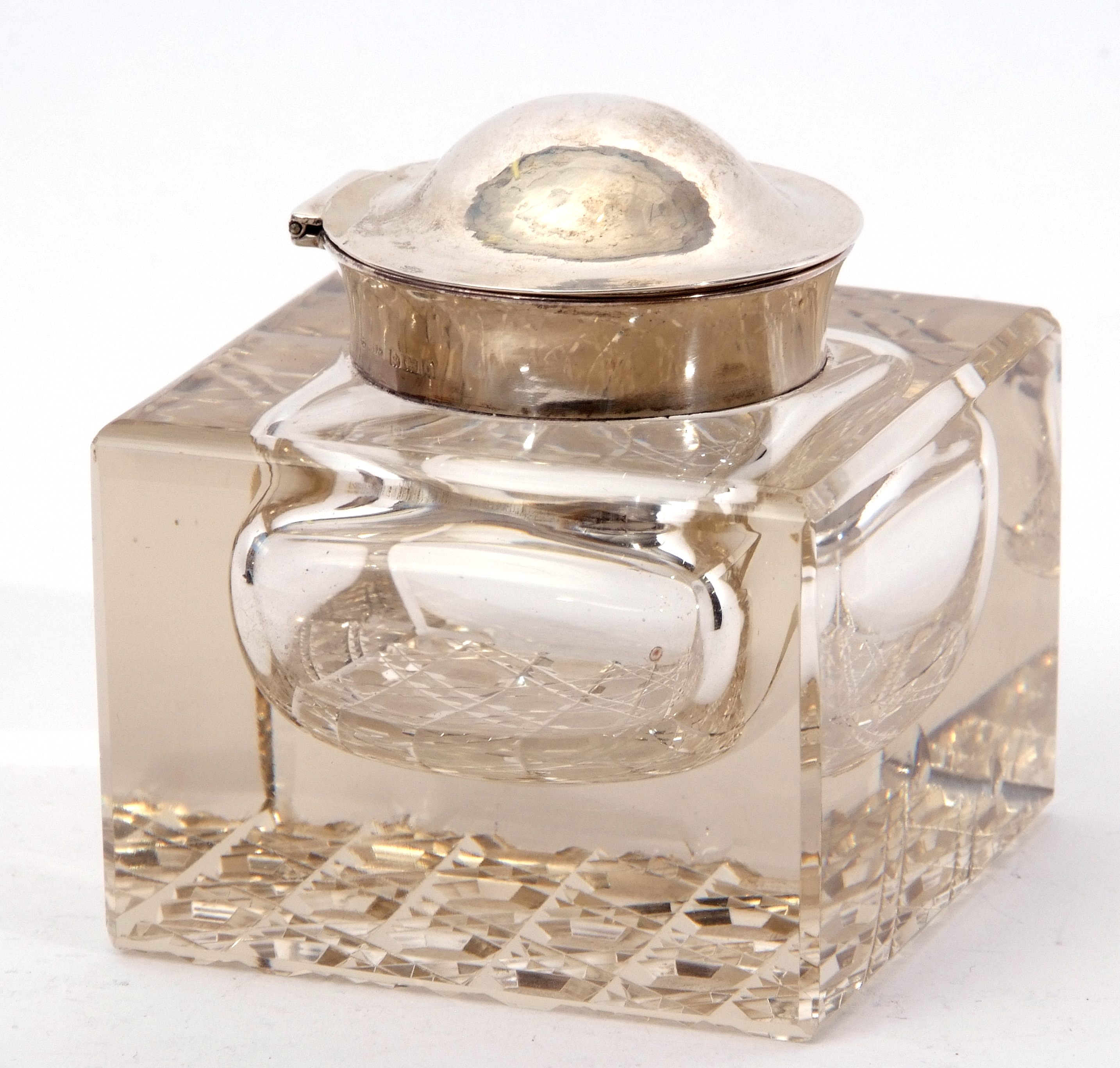 Large George V cuboid hobnail cut desk inkwell with spot hammered plain silver hinged lid (repair to