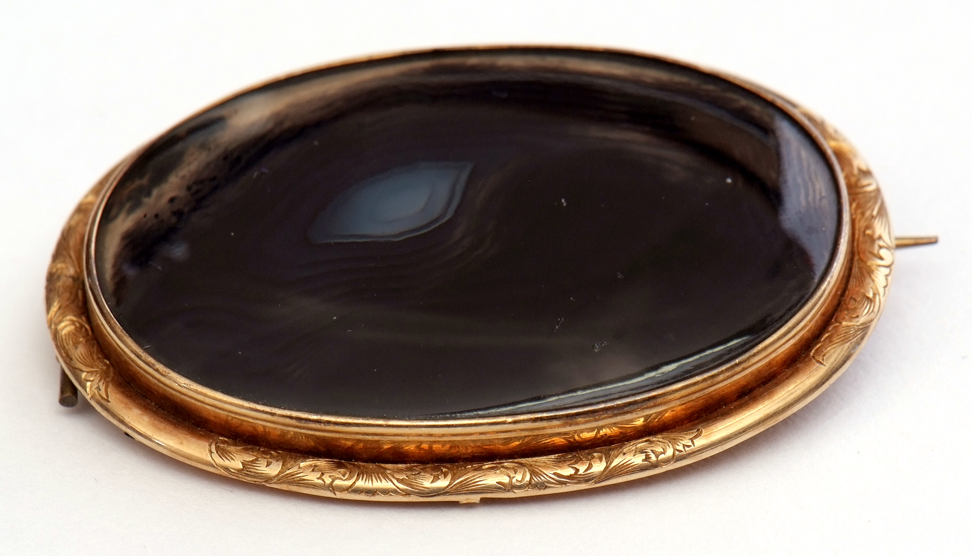 Victorian large agate brooch of oval shape framed in an ornate gold mount, 5 x 3cm