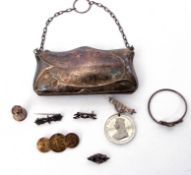 Mixed Lot: Edwardian ladies silver plated evening purse with chain handle, four various brooches,