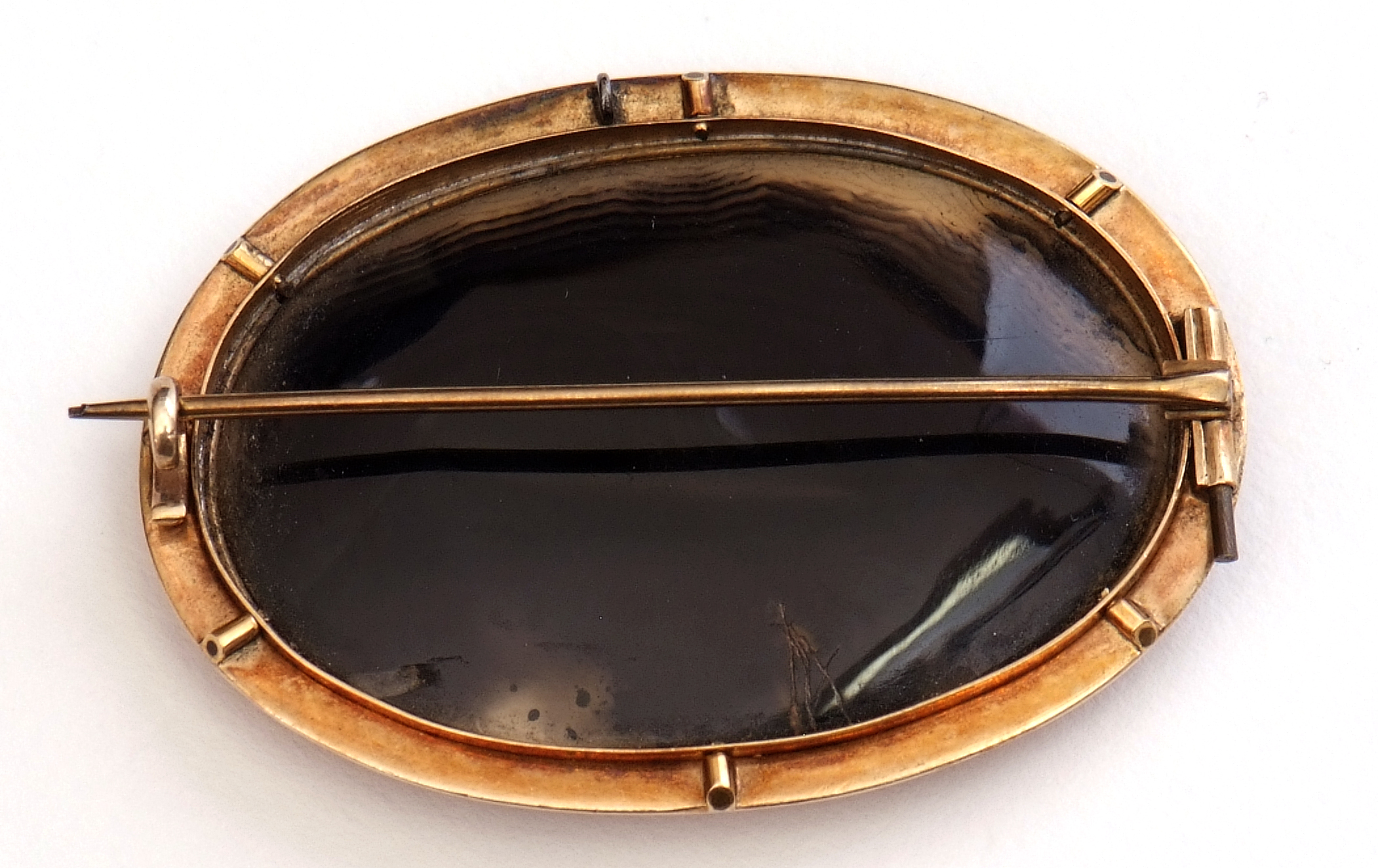 Victorian large agate brooch of oval shape framed in an ornate gold mount, 5 x 3cm - Image 2 of 2