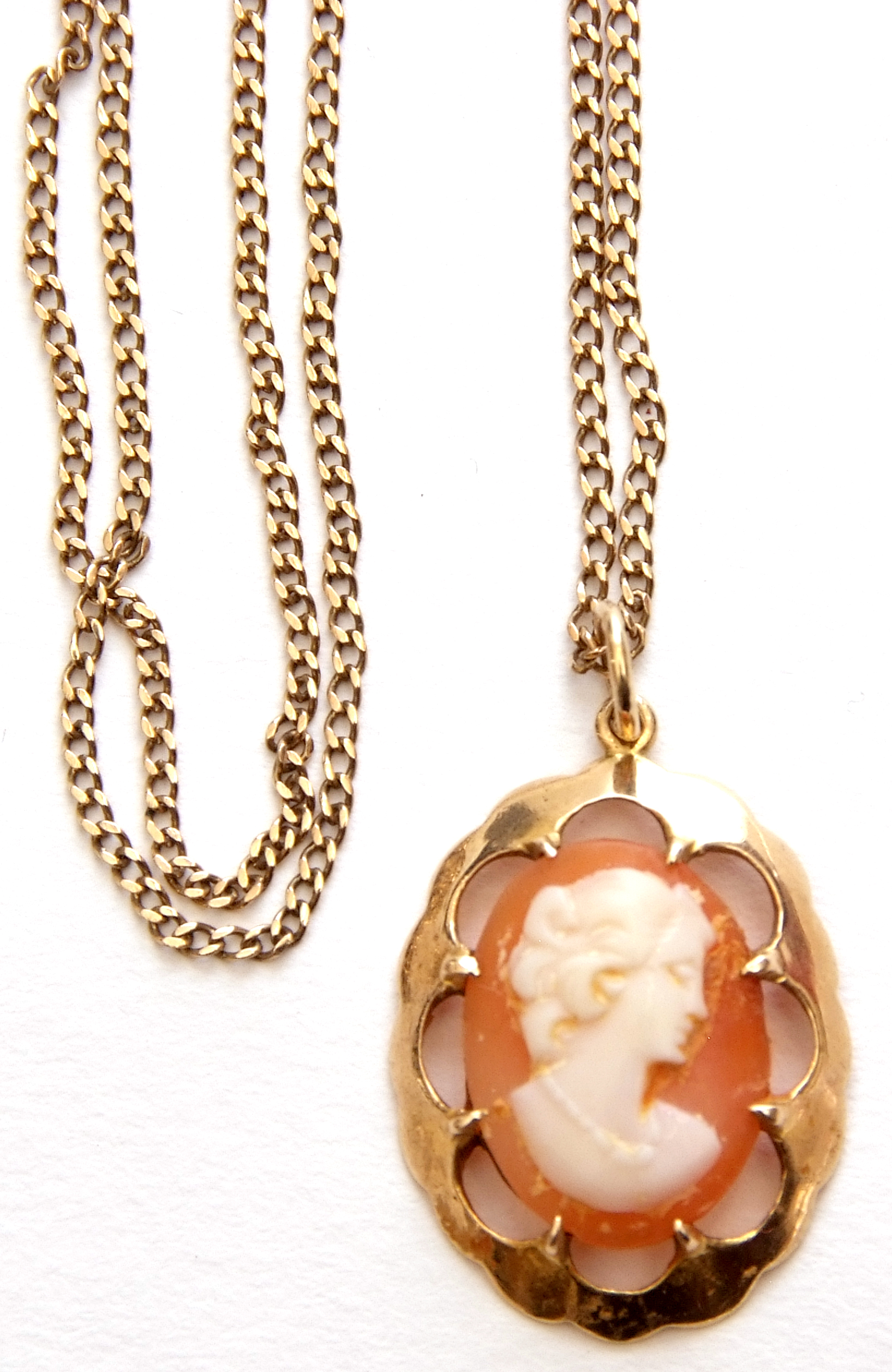 Hardstone cameo pendant depicting a classical lady in a 375 stamped mount, suspended from a 9ct