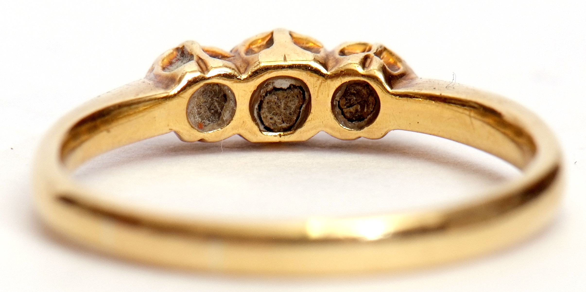 Precious metal three-stone diamond ring featuring 3 small single cut diamonds in a star engraved - Image 3 of 6