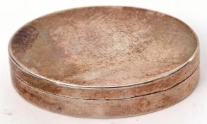 George III patch or pill box of plain polished oval form, the hinged lid opening to reveal a gilt