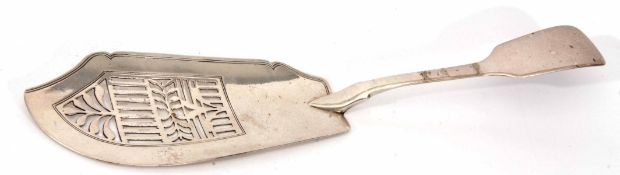 George IV Fiddle pattern fish slice with pierced and engraved blade, length 29.5cm, weight approx