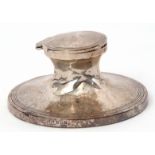 George V silver encased capstan inkwell with hinged lid, complete with internal metal liner,