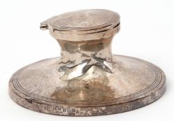 George V silver encased capstan inkwell with hinged lid, complete with internal metal liner,