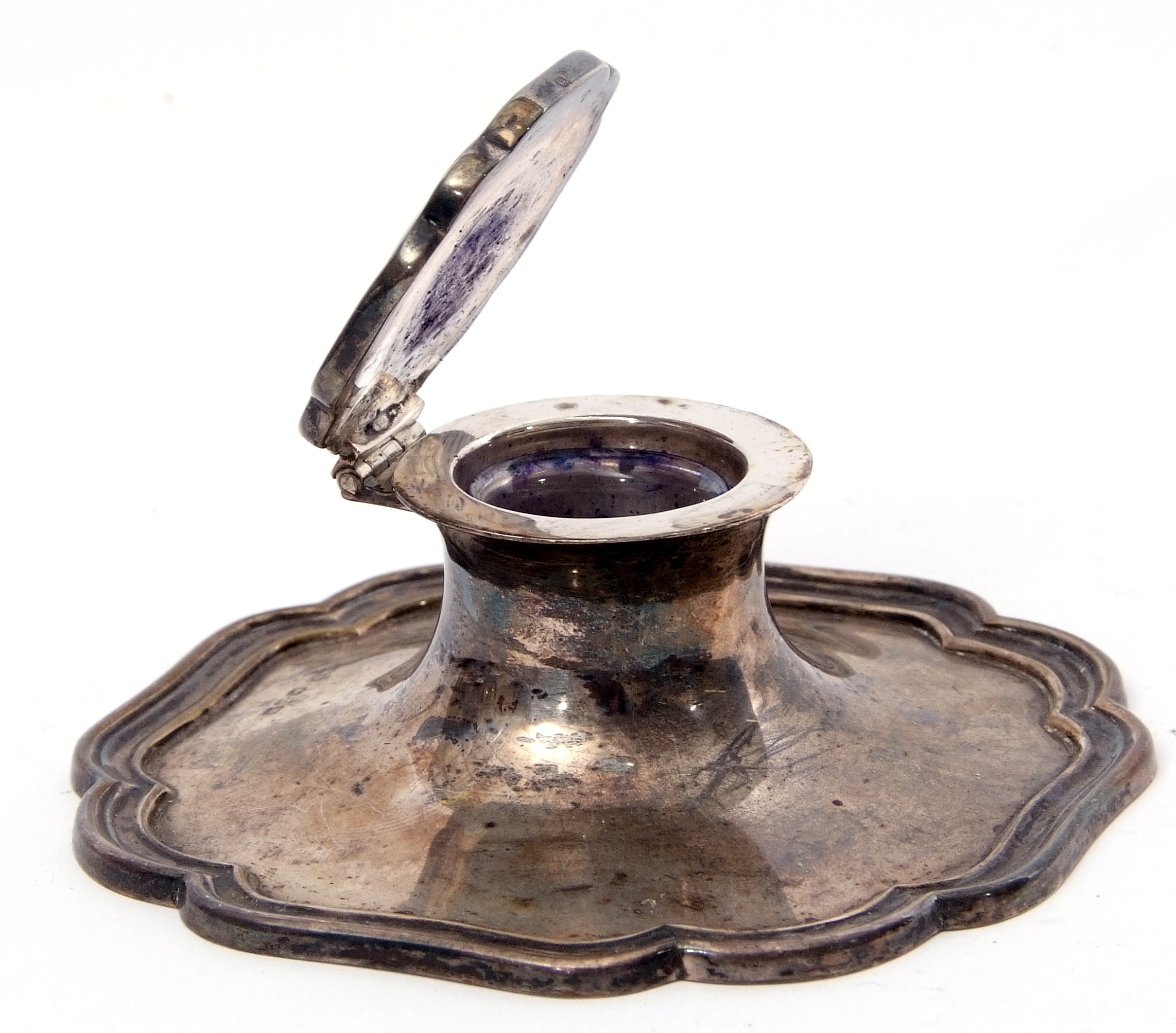 George V silver encased capstan inkwell, the base of shaped square design with wavy edge, the hinged - Image 2 of 2