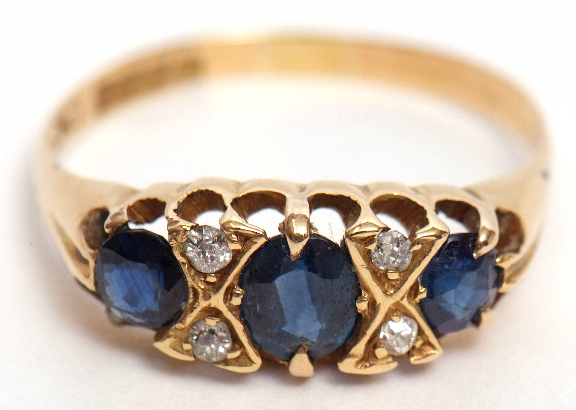 Early 20th century 18ct gold blue stone and diamond ring, the three graduated stones interspersed by - Image 2 of 6