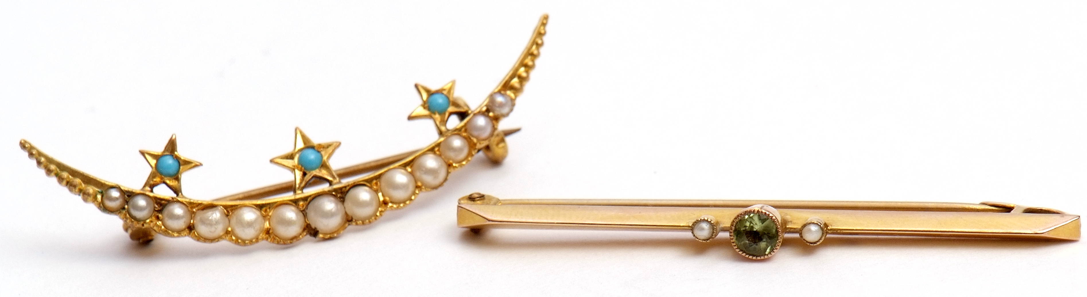 Mixed Lot: peridot and seed pearl bar brooch, individually bevelled and millegrain set on a plain