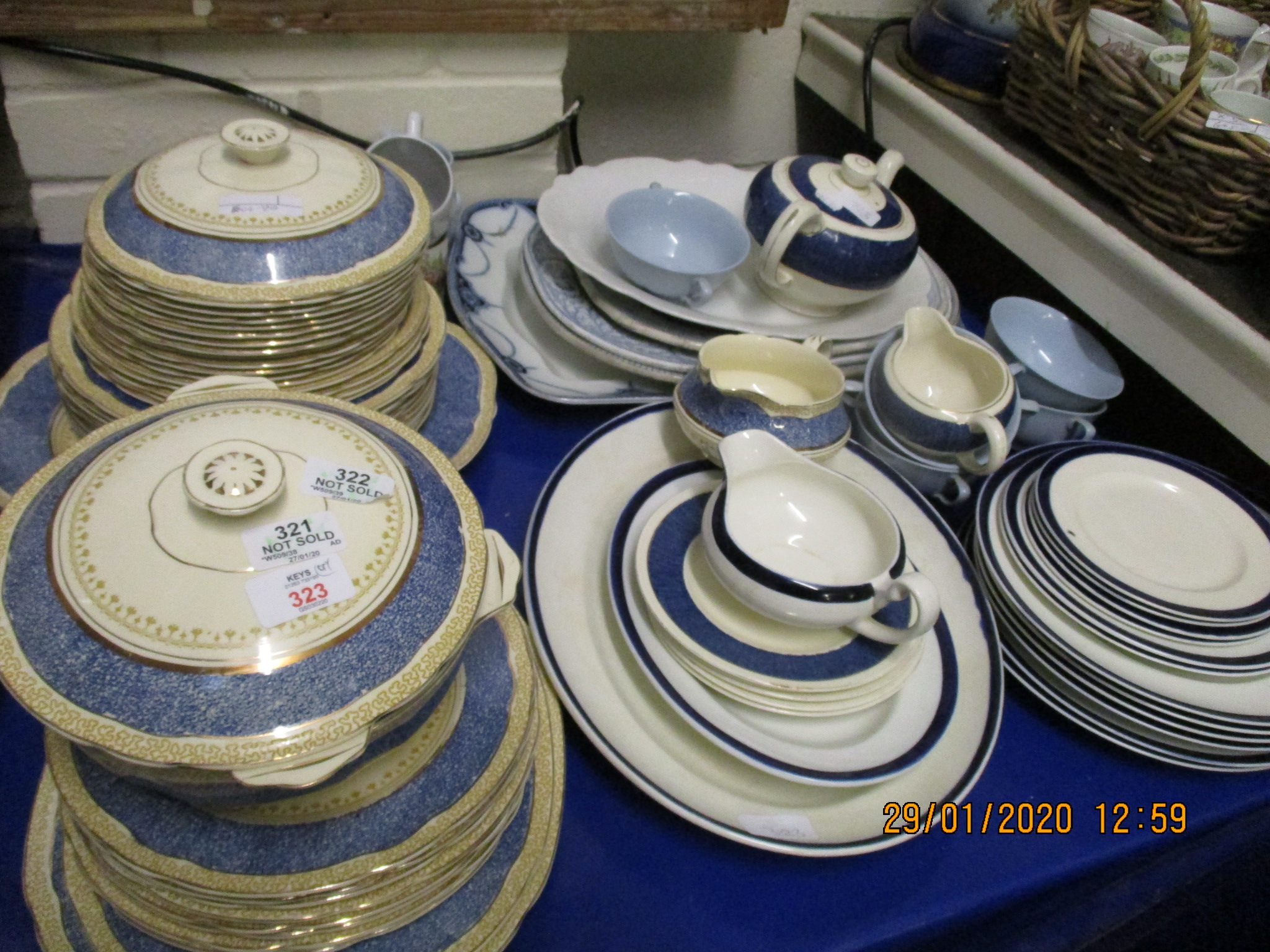 QUANTITY OF ALFRED MEAKIN MORA BLUE AND GILDED RIM PART DINNER WARES TO INCLUDE GRADUATED SET OF