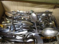 BOX CONTAINING MIXED STAINLESS STEEL FLATWARES ETC