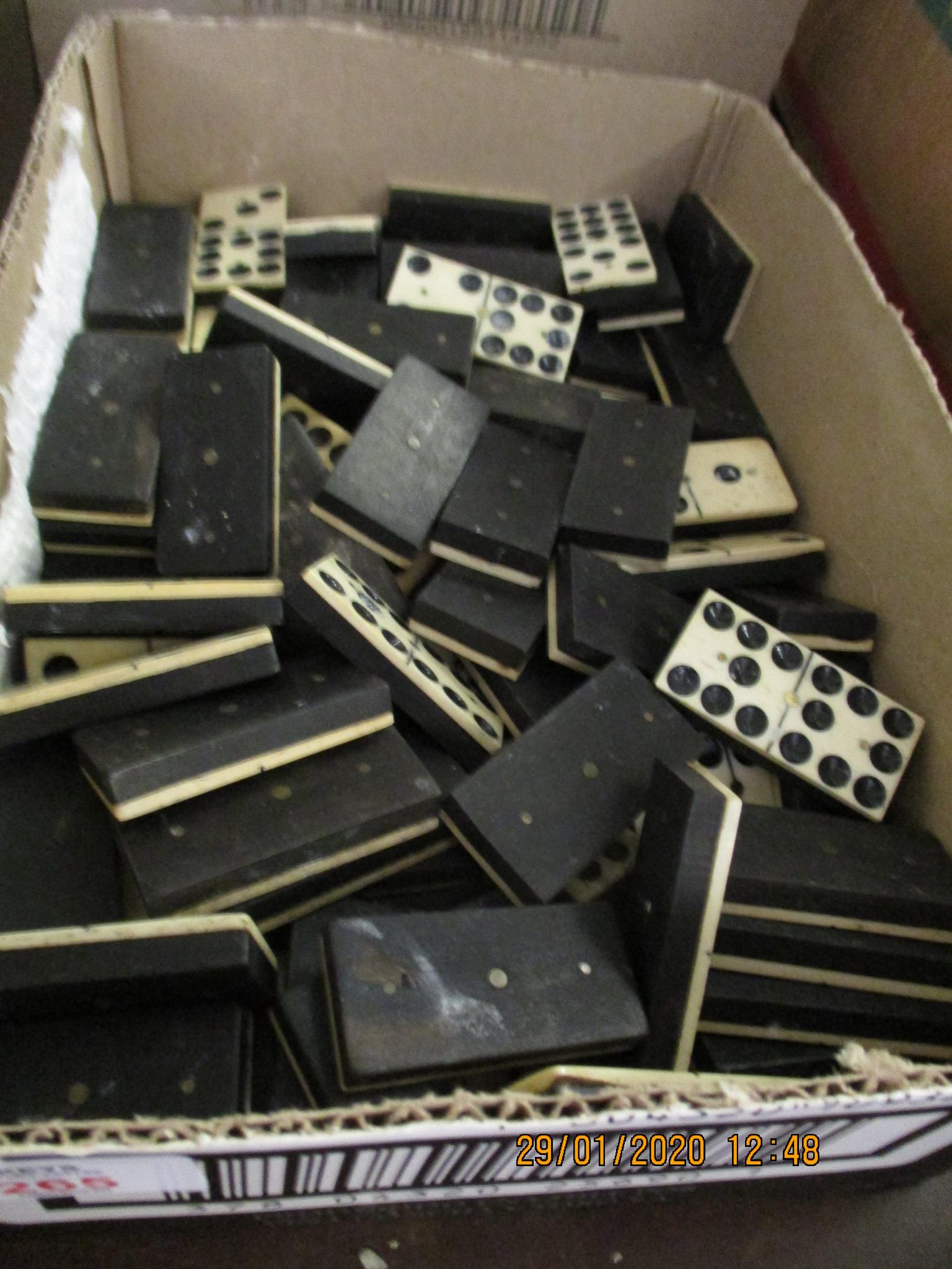 BOX CONTAINING MIXED BONE AND EBONY DOMINOES