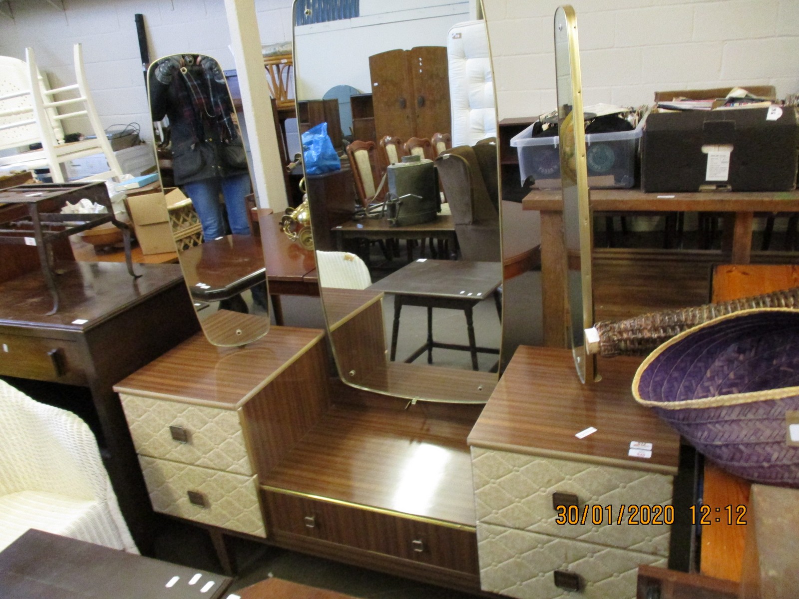 1970S MELAMINE DROP CENTRED TRIPLE DRESSING TABLE MIRROR FITTED WITH FIVE DRAWERS