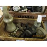 MIXED LOT OF VARYING SIZED BRASS BELL WEIGHTS