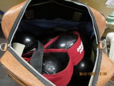 BOWLS BAG CONTAINING MIXED CARPET BOWLS