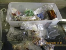 SMALL PLASTIC TUB CONTAINING MIXED BEADS, NECKLACES ETC