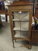 EDWARDIAN MAHOGANY AND SATINWOOD INLAID SINGLE DOOR CHINA CABINET ON TAPERING SQUARE LEGS