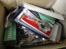 BOX CONTAINING MIXED STAINLESS STEEL SILVER PLATED FLATWARES ETC