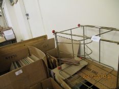 GOOD QUALITY WIRE WORK MAGAZINE RACK WITH A QUANTITY OF VINYL RECORDS, SINGLES ETC