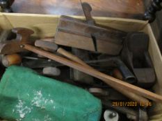 BOX CONTAINING MIXED WOOD WORKING TOOLS, LEATHER RULER, BOX PLANES, MOULDING PLANES ETC