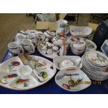 QUANTITY OF ITALIAN HAND PAINTED DINNER WARES TO INCLUDE LIZARD BOWLS, JUGS, HORS D’OEUVRES