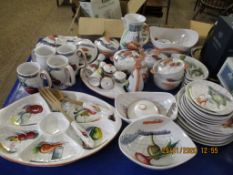 QUANTITY OF ITALIAN HAND PAINTED DINNER WARES TO INCLUDE LIZARD BOWLS, JUGS, HORS D’OEUVRES