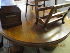 19TH CENTURY MAHOGANY CIRCULAR BREAKFAST TABLE ON A SCROLLING TRIPOD BASE