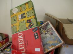 BOX CONTAINING VINTAGE GAMES TO INCLUDE CLUEDO, JIGSAW PUZZLES, MOUSETRAP ETC