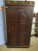 LATE 18TH CENTURY OAK FLOOR STANDING CORNER CUPBOARD WITH ARCHED DOOR