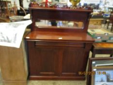 19TH CENTURY MAHOGANY CHIFFONIER WITH MIRRORED BACK AND FRETWORK FRIEZE, THE BASE FITTED WITH SINGLE