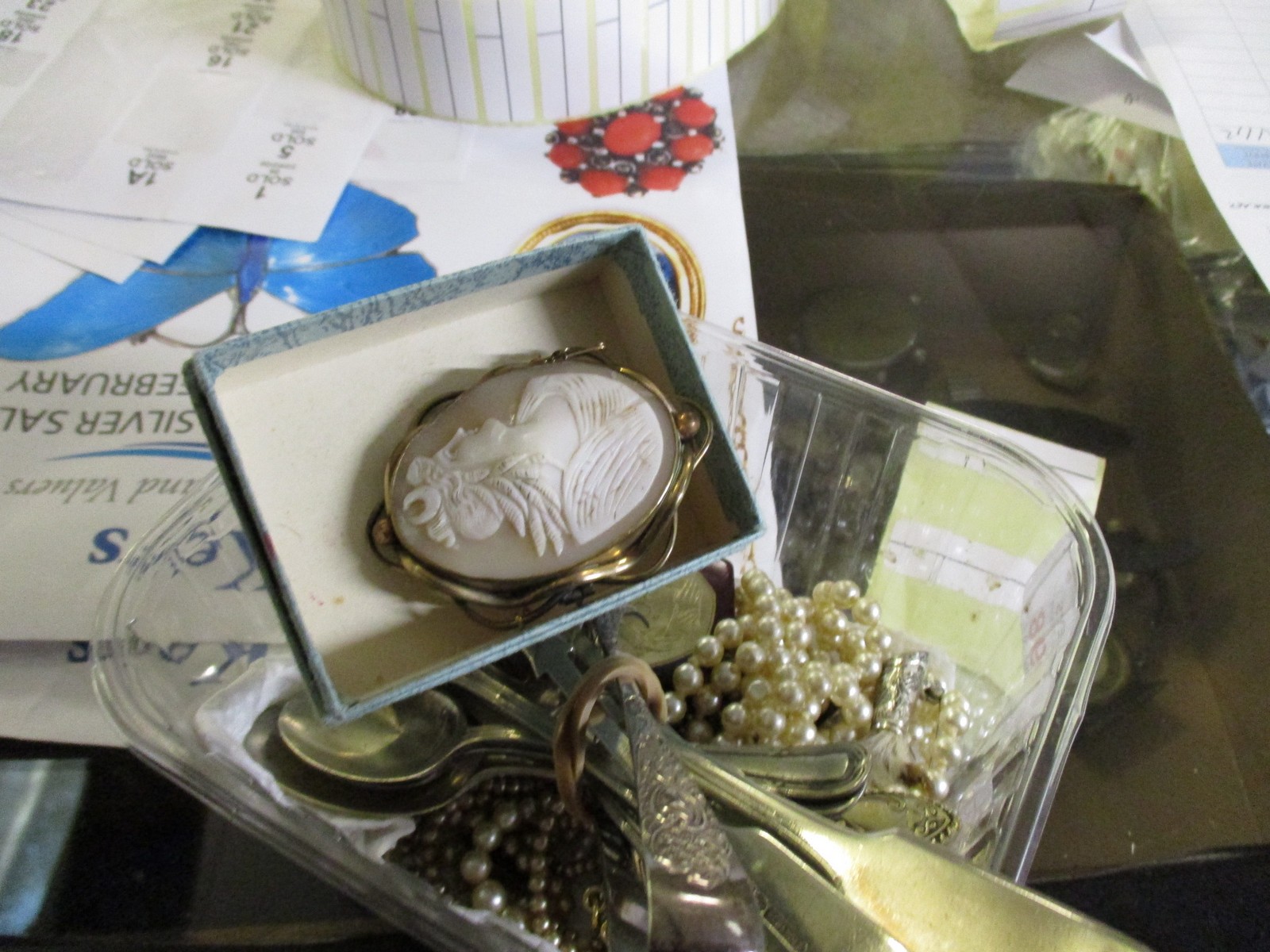 SMALL TUB CONTAINING MIXED COSTUME JEWELLERY