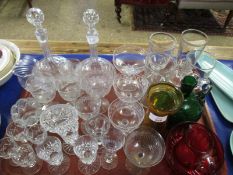 TRAY CONTAINING MIXED ETCHED WINE GLASSES, DECANTERS ETC