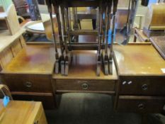 MID-20TH CENTURY OAK FRAMED DROP PEDESTAL TRIPLE MIRROR BACK DRESSING TABLE WITH RINGLET HANDLES