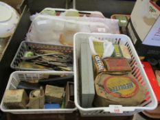 TRAY CONTAINING VINTAGE BOXED ITEMS, SHOE HORNS ETC
