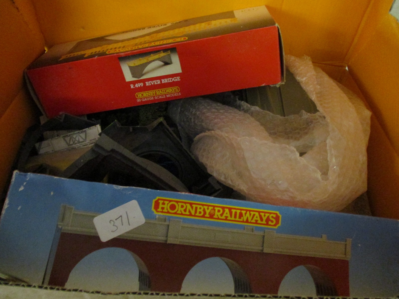 BOX CONTAINING MIXED HORNBY RAILWAY BUILDINGS, SOME BOXED
