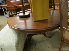 19TH CENTURY MAHOGANY CIRCULAR BREAKFAST TABLE ON A SCROLLING TRIPOD BASE