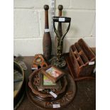 MIXED LOT OF TREEN ITEMS TO INCLUDE PLATES, LETTER RACK, TOLEWARE PAINTED SPADE HANDLED DOOR STOP