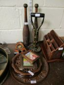 MIXED LOT OF TREEN ITEMS TO INCLUDE PLATES, LETTER RACK, TOLEWARE PAINTED SPADE HANDLED DOOR STOP